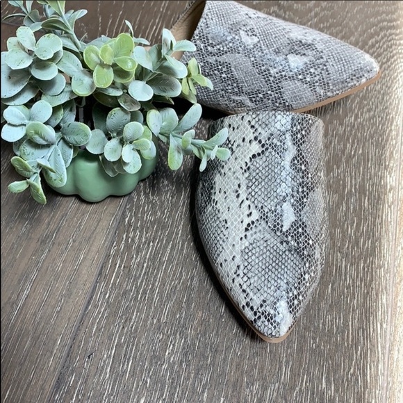 New Snakeskin Vegan Leather Mules & Flats Size 8.5 - Picture 2 of 4